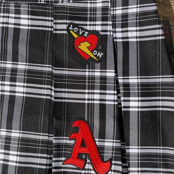 NO BOUNDARIES BLACK PLAID PLEATED SKIRT WITH PATCHES NWT JUNIORS XS - Picture 3 of 8